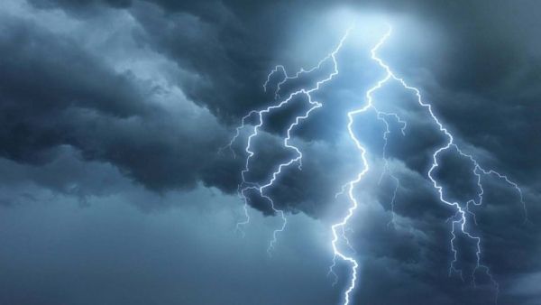 صاعقة رعدية تودي بحياة أم وطفلتها في محافظة المحويت