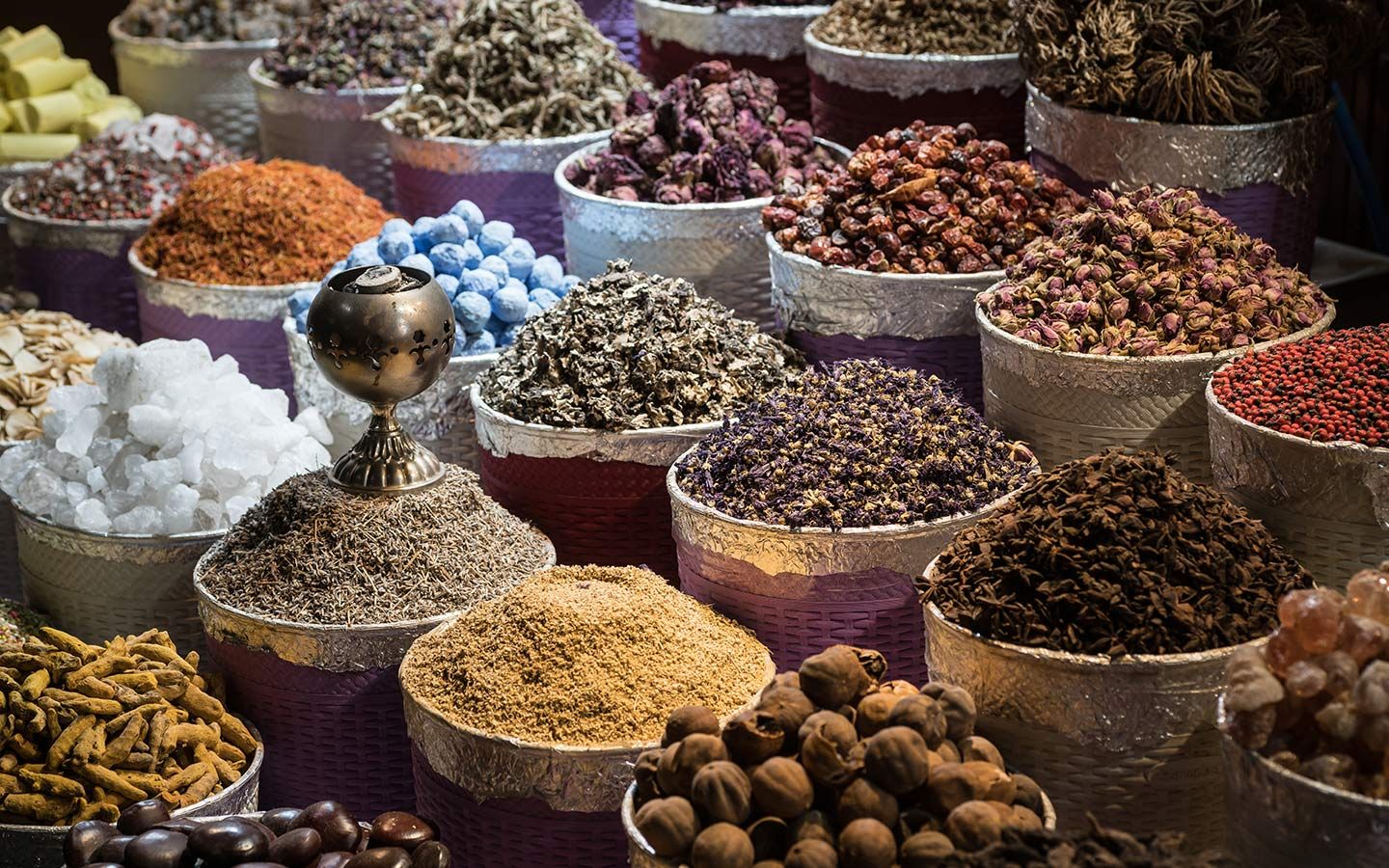 الامارات | منها البهارات والثوم.. 10 أطعمة يمكن أن تسبب رائحة الجسم الكريهة