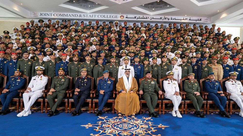خالد بن محمد بن زايد يشهد حفل تخريج الدورة المشتركة الـ33 لكلية القيادة والأركان المشتركة