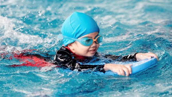 شرطة أبوظبي تدعو لتعزيز سلامة الأطفال "بأحواض السباحة"