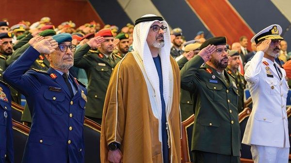 خالد بن محمد بن زايد يشهد حفل تخريج الدورة المشتركة الـ33 لكلية القيادة والأركان المشتركة