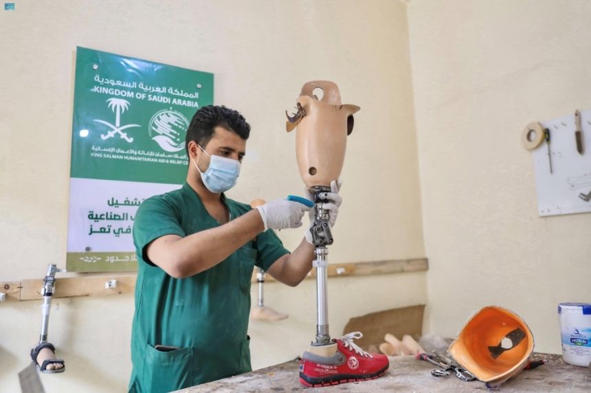 أطراف صناعية وغسيل كلى.. مركز الملك سلمان يقدم خدمات طبية في دولتين