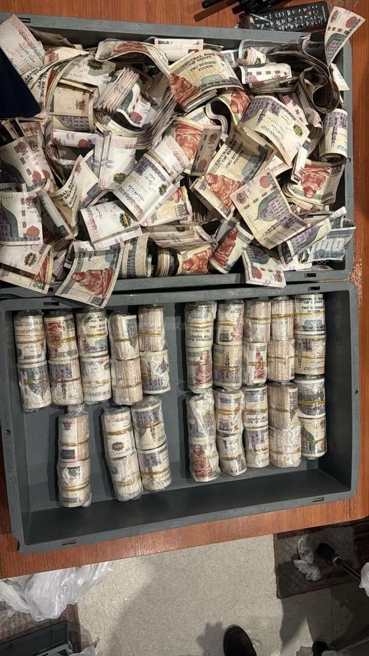 قصة الرجل الغامض في مطار القاهرة، راكب يحاول تهريب مليون جنيه في سندوتشات شاورما – فيديو وصور