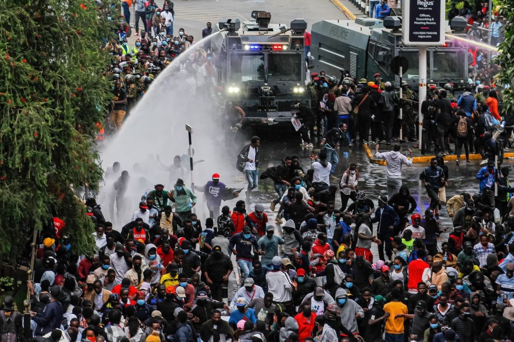 إثر موجة اضطرابات.. الرئيس الكيني يقيل الحكومة