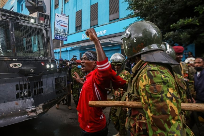 إثر موجة اضطرابات.. الرئيس الكيني يقيل الحكومة