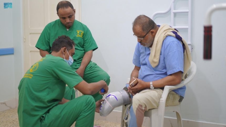 مركز الملك سلمان يقدم أطراف صناعية ومهمات إسعافية في اليمن ولبنان