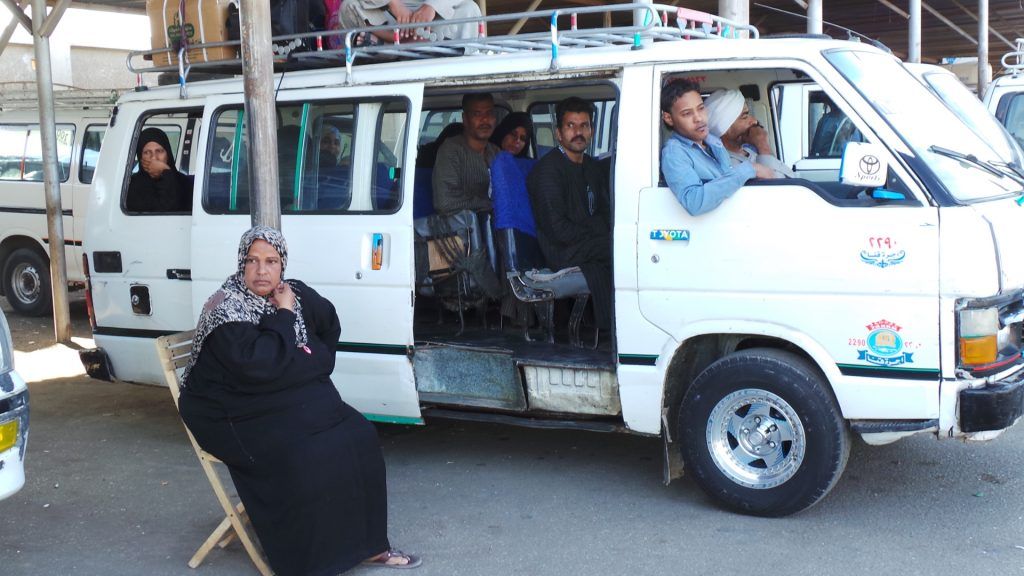 شاهد بالفيديو.. طلب منه أن يقف له في محطته لكن السائق حاول استفزازه.. “رباطابي” في مصر يرد على سائق “ميكروباص” بطريقة ساخرة أضحكت الركاب والمتابعين