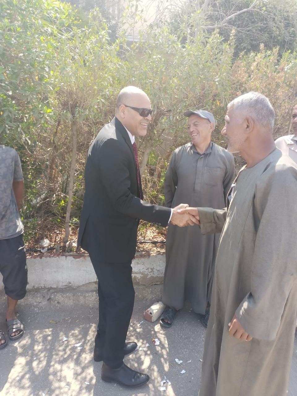وزير العمل يجرى جولة بين عمالة غير منتظمة فى التجمع الخامس.. صور
