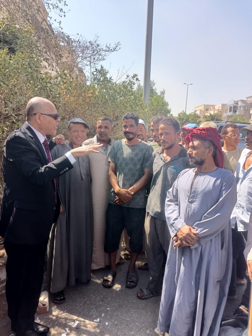 وزير العمل يجرى جولة بين عمالة غير منتظمة فى التجمع الخامس.. صور