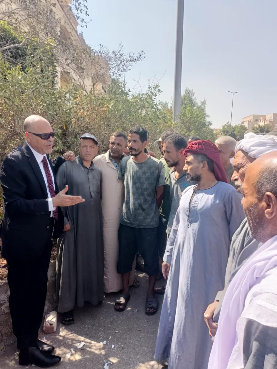 وزير العمل يجرى جولة بين عمالة غير منتظمة فى التجمع الخامس.. صور