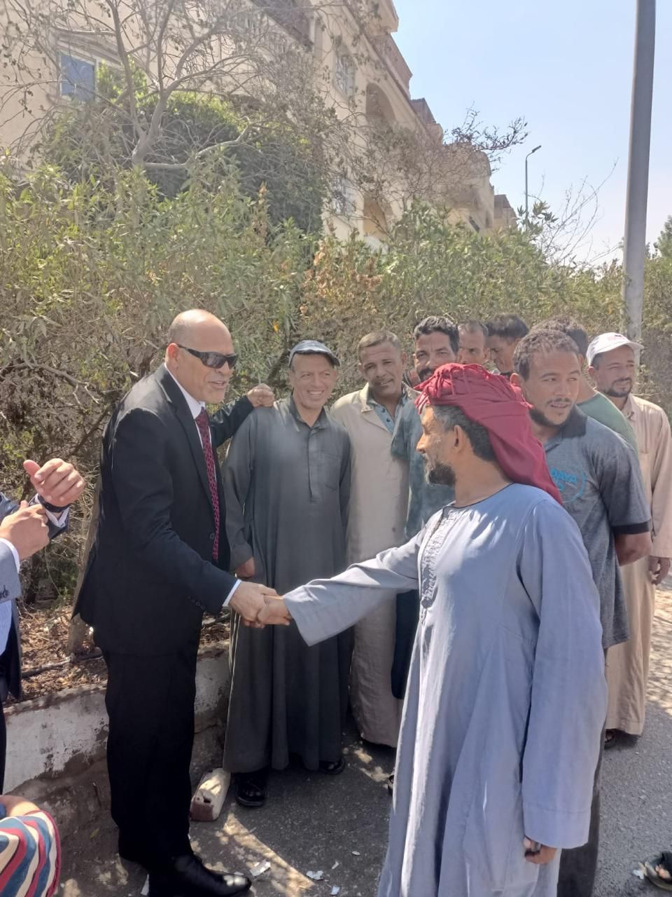وزير العمل يجرى جولة بين عمالة غير منتظمة فى التجمع الخامس.. صور