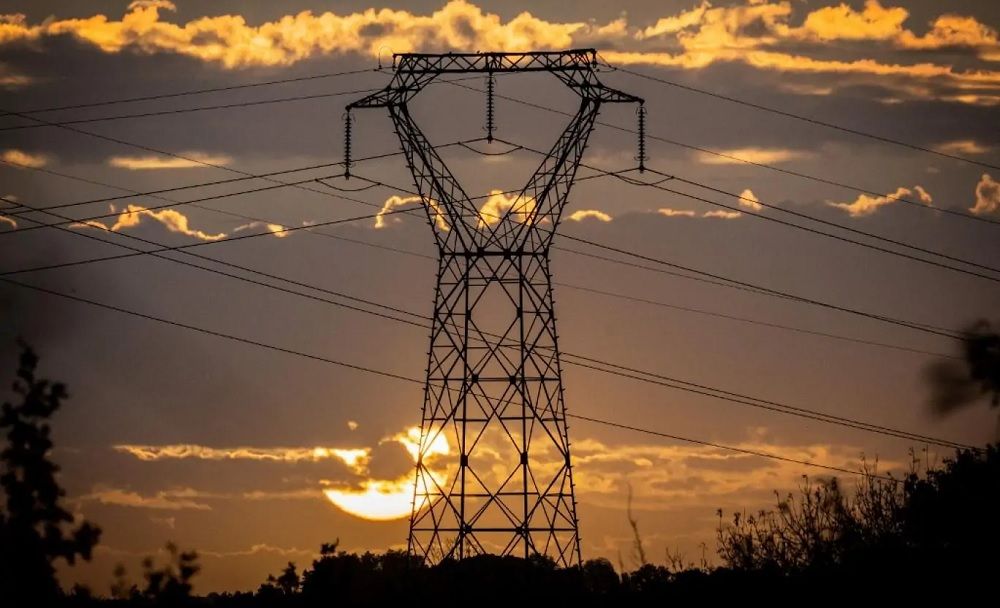 وسائل إعلام: الموافقة على إنشاء تطبيق إلكتروني لإبلاغ المواطنين بانقطاع الكهرباء