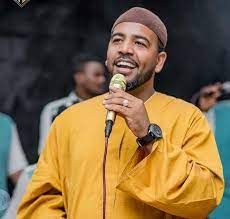 شاهد بالفيديو.. عضو “كورس” بفرقة الفنان أحمد محمد عوض يثير غضب جمهور مواقع التواصل بعد تقديمه وصلة رقص “فاضحة” خلال حفل للعميد بأبوظبي