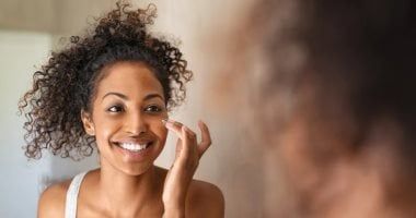 تكنولوجيا: ليه صورتك في المراية أحلى من الموبايل؟.. اعرف السبب العلمى