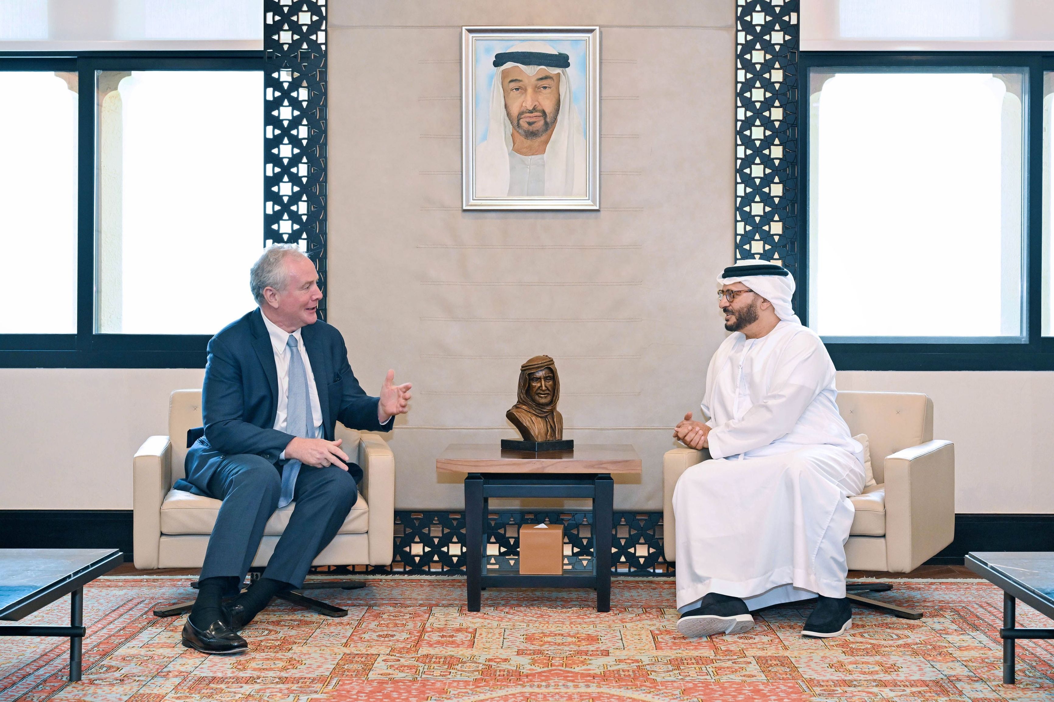 الامارات | أنور قرقاش يلتقي السيناتور الأمريكي فان هولين