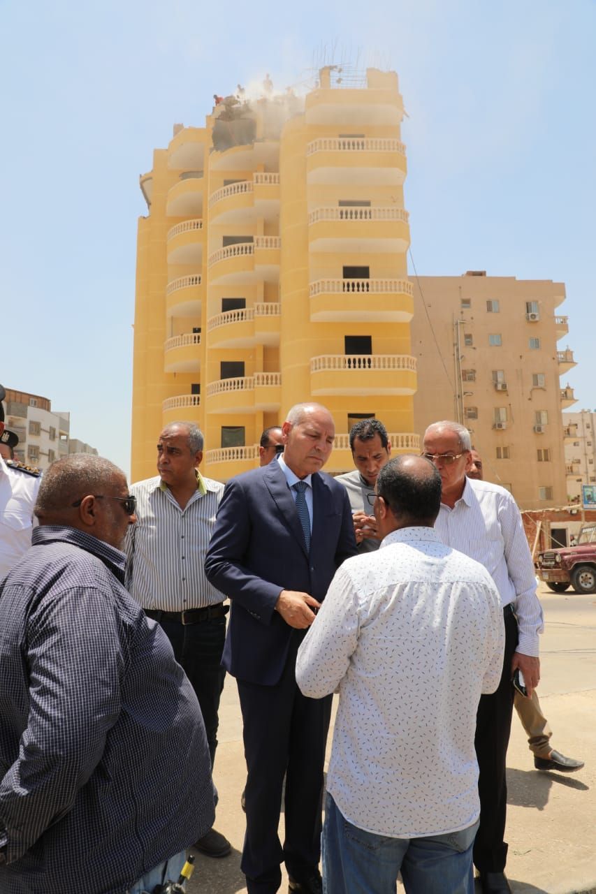 محافظ القاهرة يتابع إزالة 3 أدوار مخالفة بالمقطم.. صور