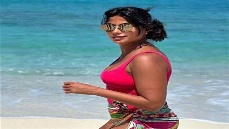 بـ "المايوه"روبي تنشر صور جديدة في البحر