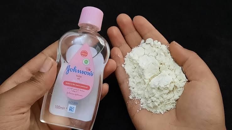 عايزة تكوني ملكة جمال ضعي زيت جونسون والنشا قبل النوم يومياً بهذه الطريقة!!..تبيض خرافي