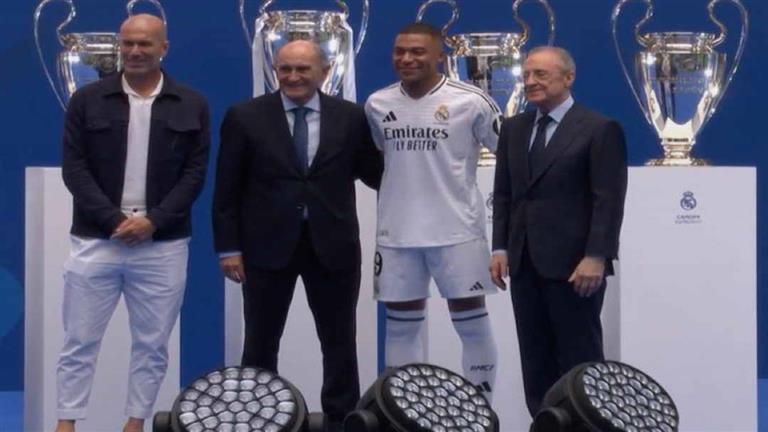 زيدان يحضر حفل تقديم ريال مدريد لمبابي (فيديو وصور)