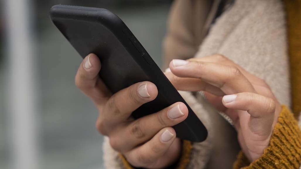 "لا يجب تجاهلها" أعراض جسدية يسببها الاستخدام المفرط للهواتف