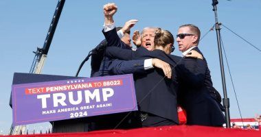 تكنولوجيا: آلاف الباعة عبر الإنترنت يستغلون صورة "إطلاق النار على ترامب" لبيع التيشرتات