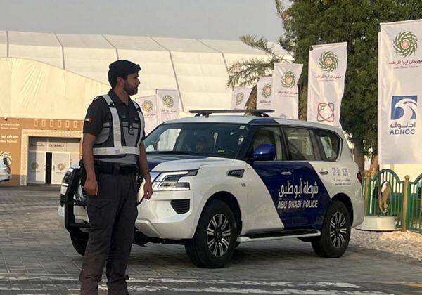 شرطة أبوظبي تشارك في تأمين مهرجان ليوا للرطب