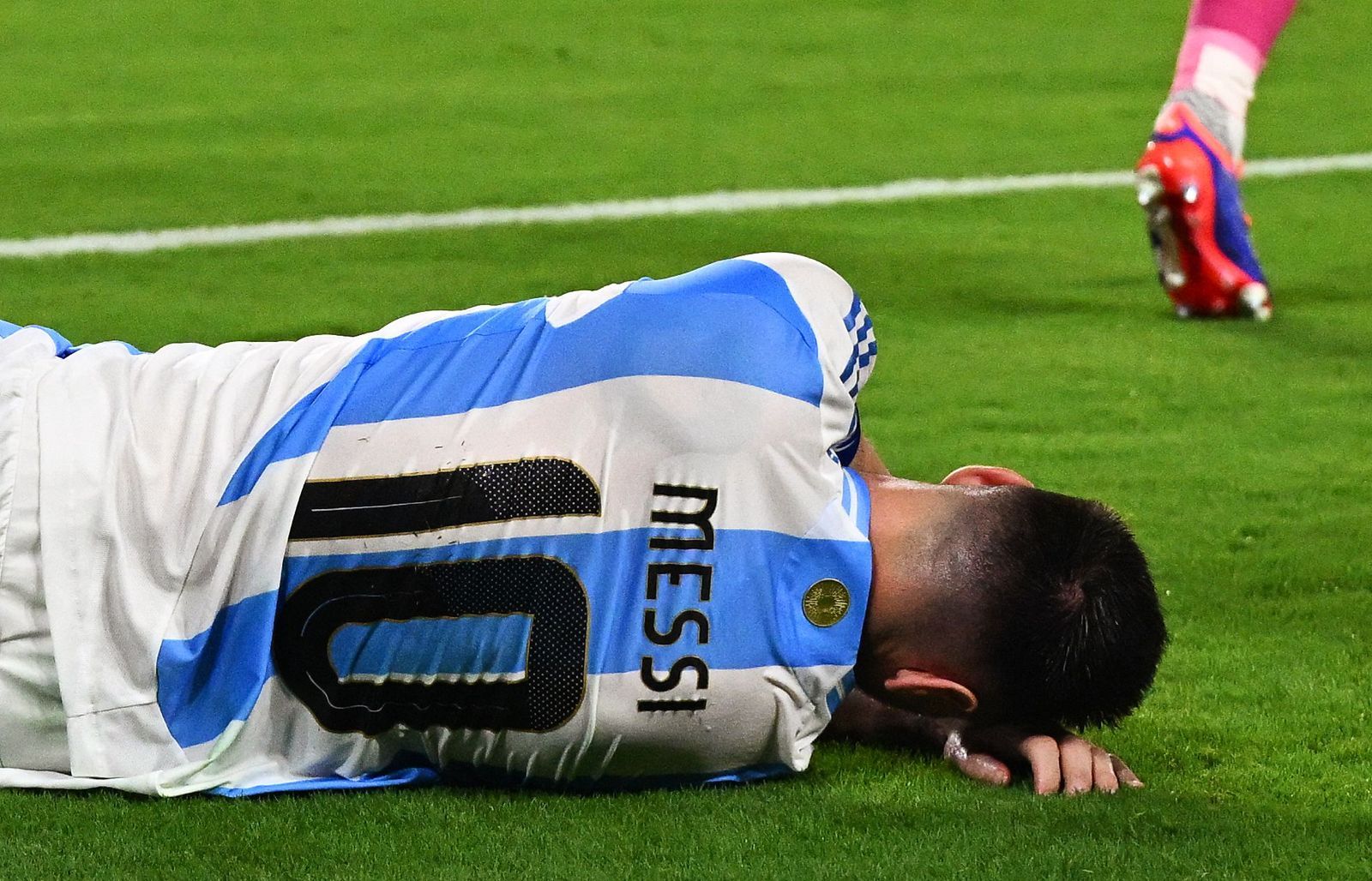 الامارات | ليلة سقوط وبكاء الأسطورة ليونيل ميسي (صور وفيديو)