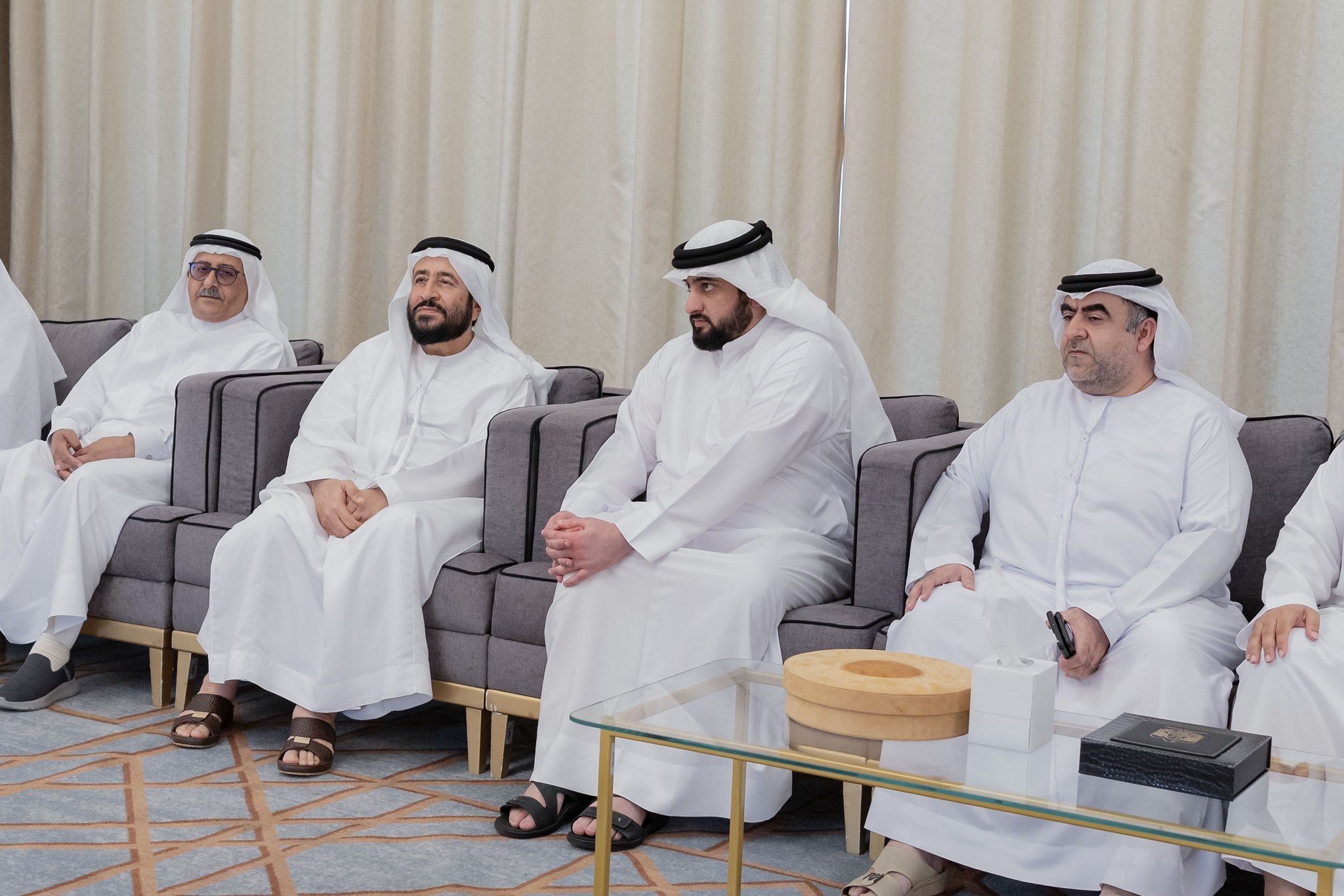 الامارات | أحمد بن محمد يقدم واجب العزاء في وفاة محمد علي سلطان العلماء