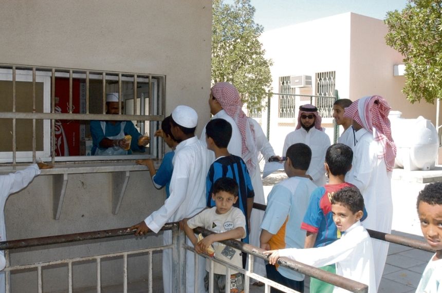 قائمة الأطعمة والمشروبات الممنوعة في المقاصف المدرسية.. تعرف عليها