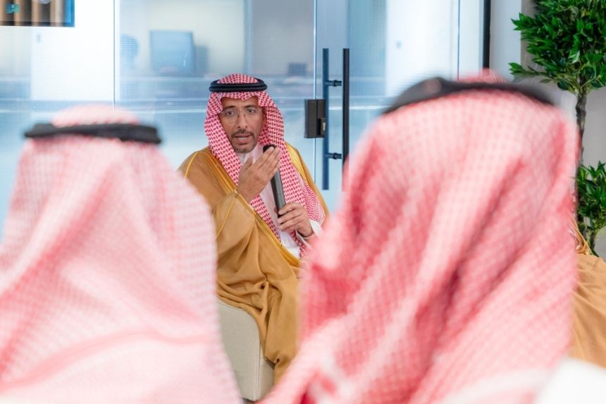 دعماً للابتكار.. وزير الصناعة يكرّم فريق "saudi one" لبرمجة الروبوتات