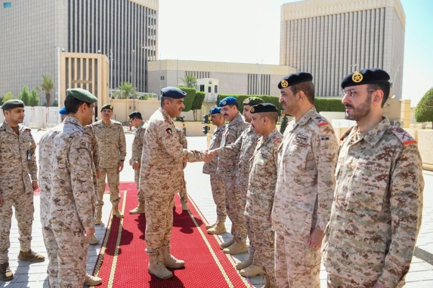 رئيس الأركان يبحث التعاون الدفاعي والعسكري مع نظيره الكويتي