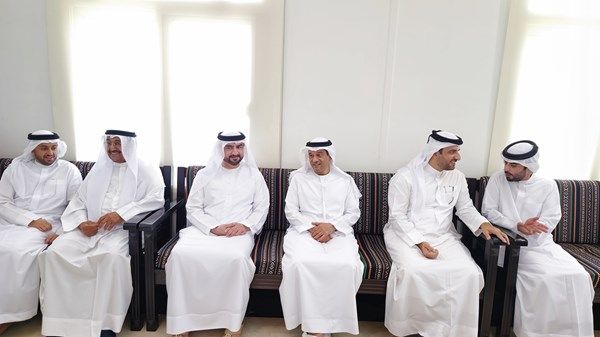 عبدالله بن سالم وسلطان بن أحمد القاسمي يعزيان في وفاة محمد جمعة المطوع