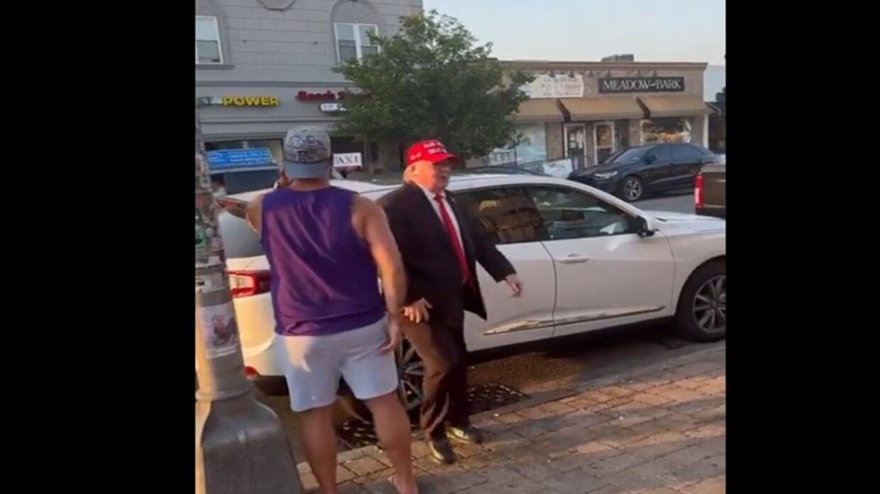 شبيه ترامب يتجول في الشوارع واضعا ضمادة على أذنه (فيديو)