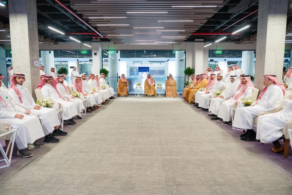 دعماً للابتكار.. وزير الصناعة يكرّم فريق "saudi one" لبرمجة الروبوتات