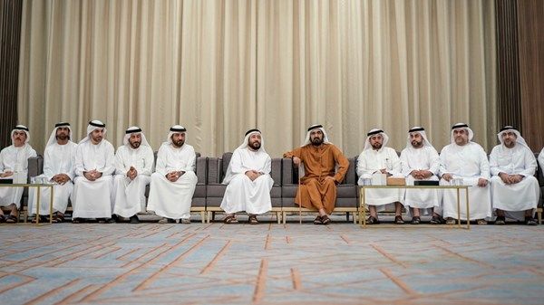 محمد بن راشد يقدم واجب العزاء في وفاة محمد علي سلطان العلماء