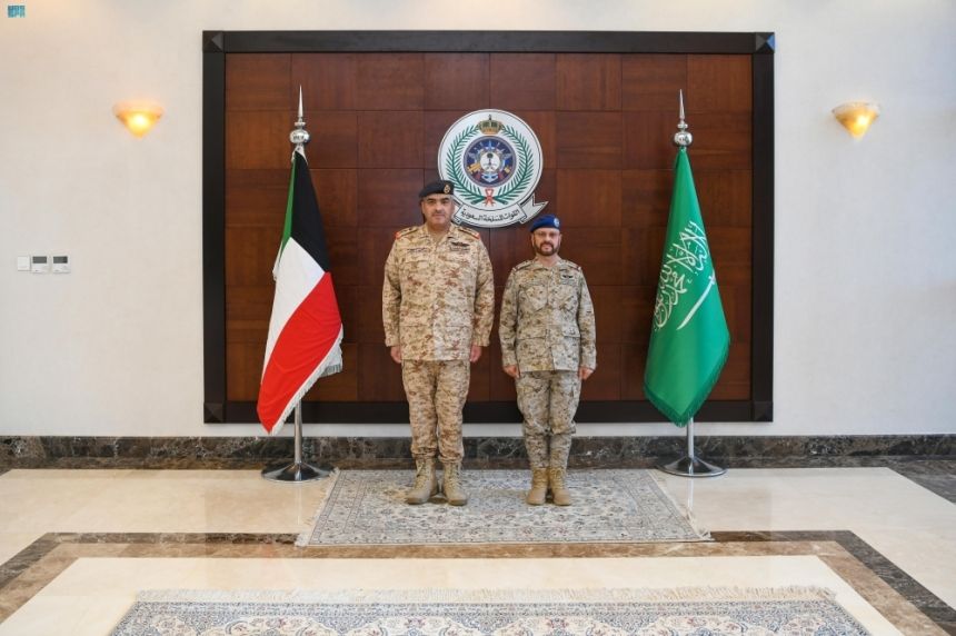 رئيس الأركان يبحث التعاون الدفاعي والعسكري مع نظيره الكويتي