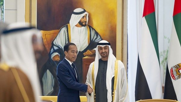 رئيس الدولة والرئيس الإندونيسي يبحثان علاقات التعاون والشراكة الاقتصادية الشاملة بين البلدين