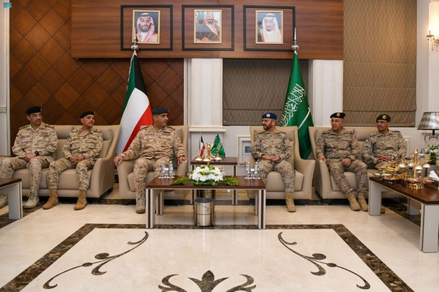 رئيس الأركان يبحث التعاون الدفاعي والعسكري مع نظيره الكويتي