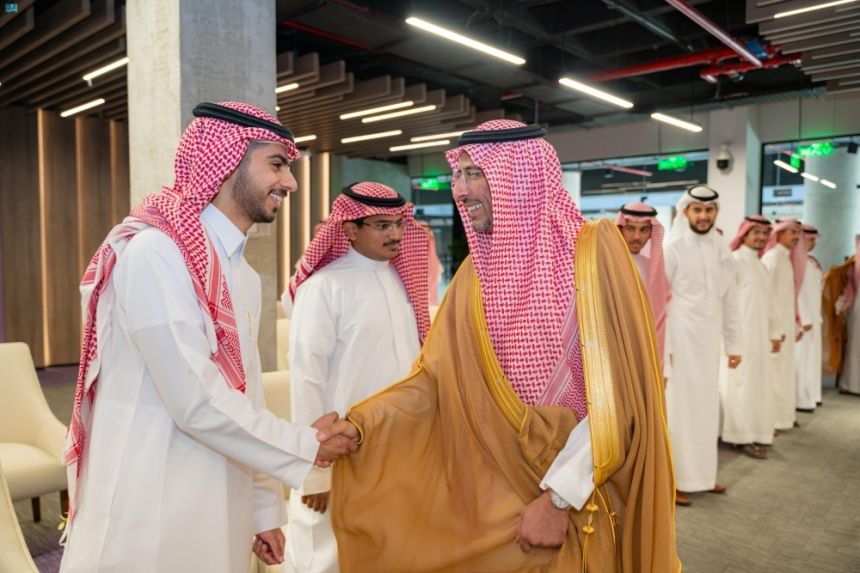 دعماً للابتكار.. وزير الصناعة يكرّم فريق "saudi one" لبرمجة الروبوتات