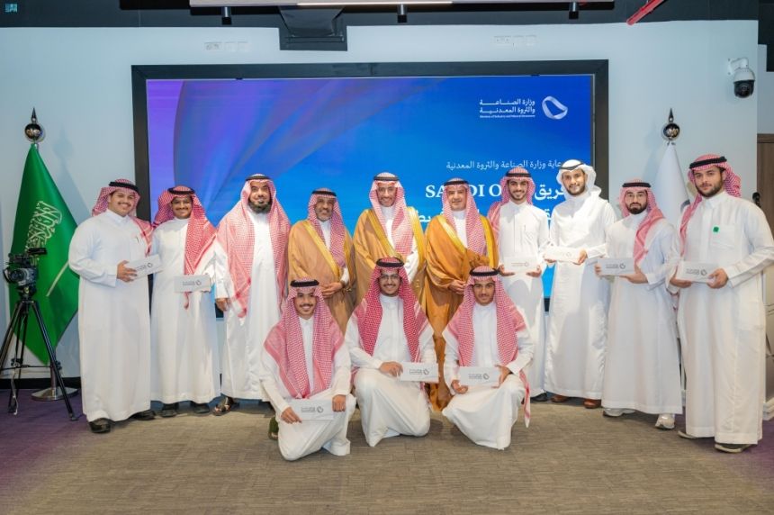 دعماً للابتكار.. وزير الصناعة يكرّم فريق "saudi one" لبرمجة الروبوتات
