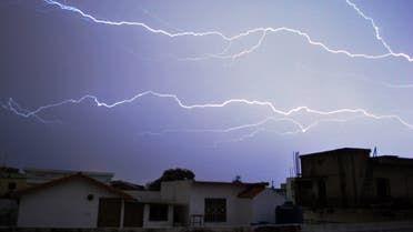 الخليج اليوم .. موت قادم من السماء.. وفاة 7 يمنيين بالصواعق الرعدية