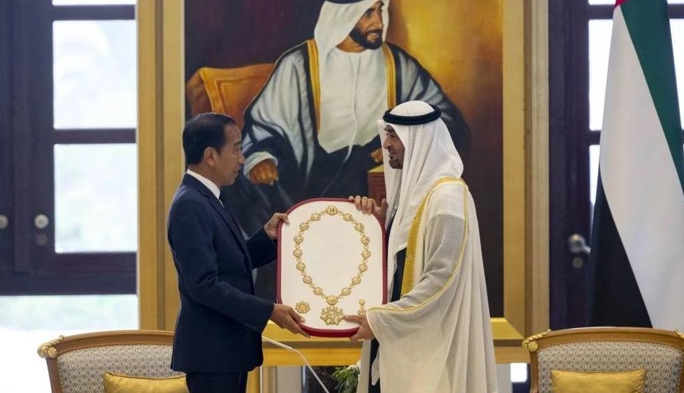 الامارات | رئيس الدولة يمنح الرئيس الإندونيسي"وسام زايد" والوزير المنسق للشؤون البحرية والاستثمار "وسام الاتحاد"