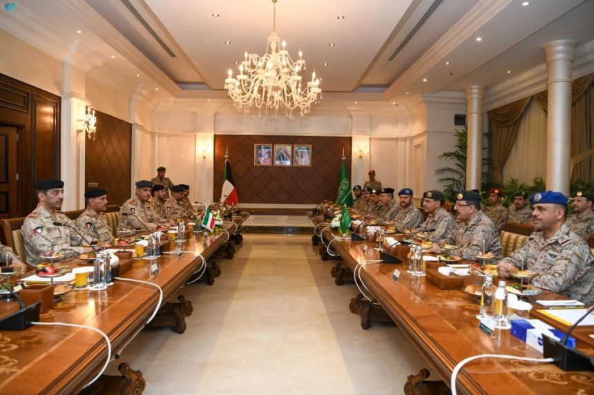 رئيس الأركان يبحث التعاون الدفاعي والعسكري مع نظيره الكويتي