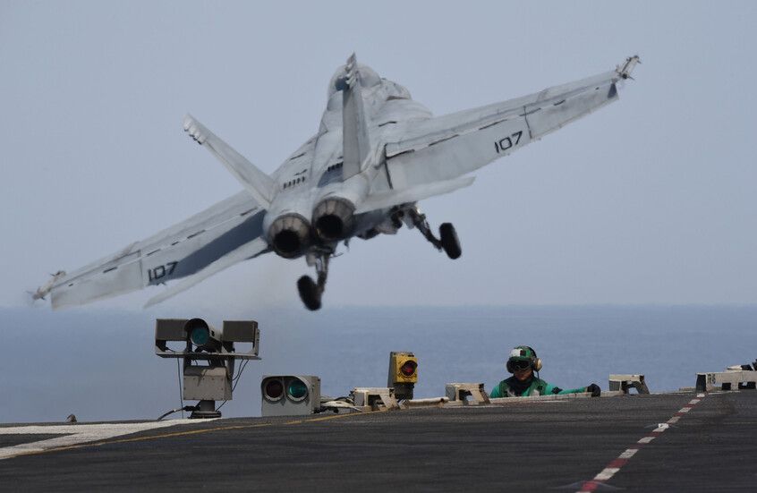 الخليج اليوم .. اليمن.. تجدد القصف الجوي الأمريكي والبريطاني على الحديدة