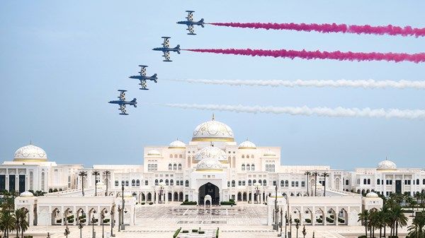 علم إندونيسيا يزين سماء أبوظبي