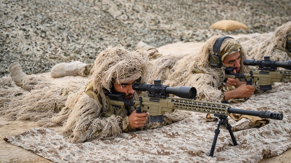 سيف وعبدالله بن زايد والشيوخ يشهدون  حفل تخريج دفعة من منتسبي الخدمة الوطنية