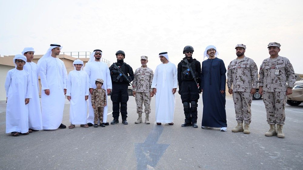 سيف وعبدالله بن زايد والشيوخ يشهدون  حفل تخريج دفعة من منتسبي الخدمة الوطنية