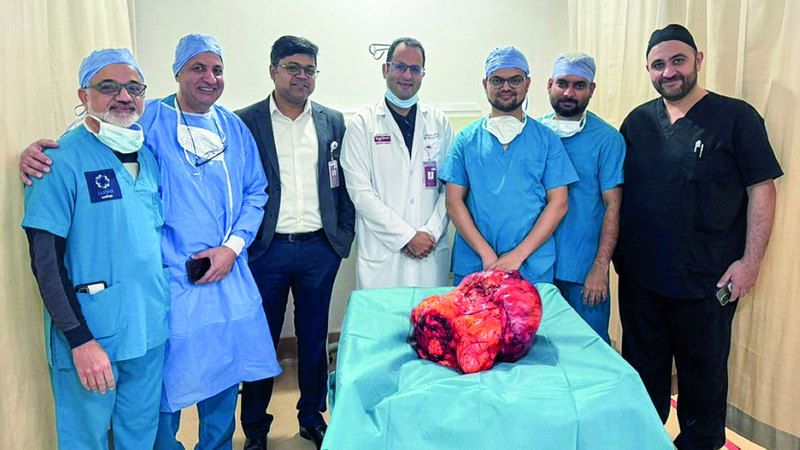 الامارات | إزالة كتلة دهنية متكلسة  من جوف مريض ستيني  تزن 16 كيلوغراماً