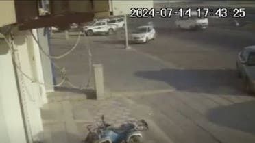 الخليج اليوم .. كارثة في الشارع.. شاب يفقد حياته دهساً بعد مطاردة شابين له