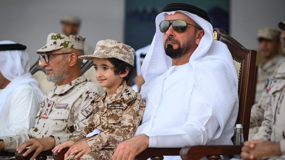 سيف وعبدالله بن زايد والشيوخ يشهدون  حفل تخريج دفعة من منتسبي الخدمة الوطنية